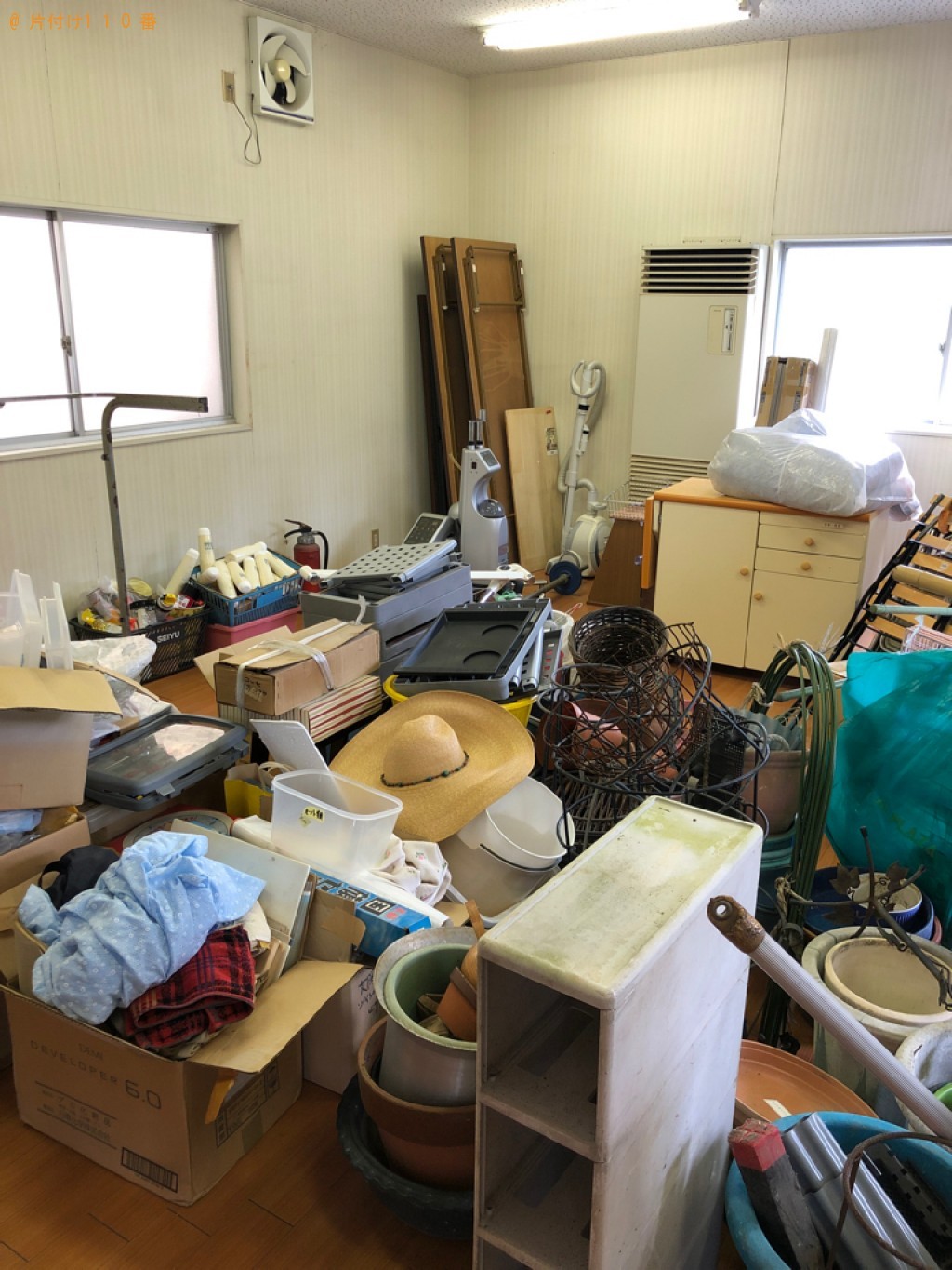 【長浜市平方町】テーブル、ラック、掃除機、園芸用品、衣類等の回収